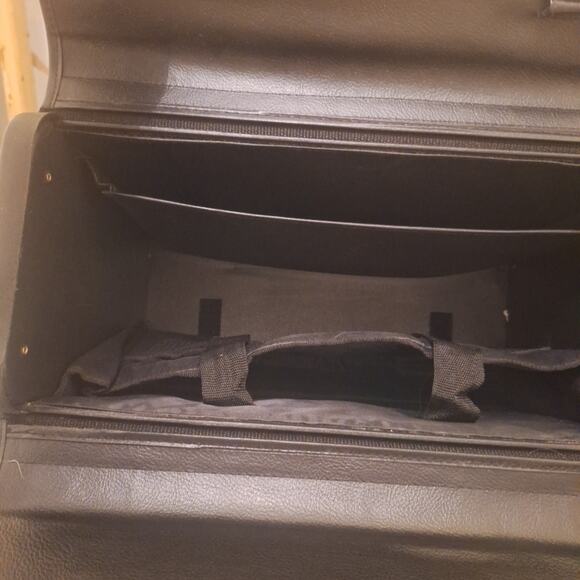 Black Leather Briefcase 18 X 8 In 2 Outside Pockets. 3 Compartments Inside - Picture 4 of 5